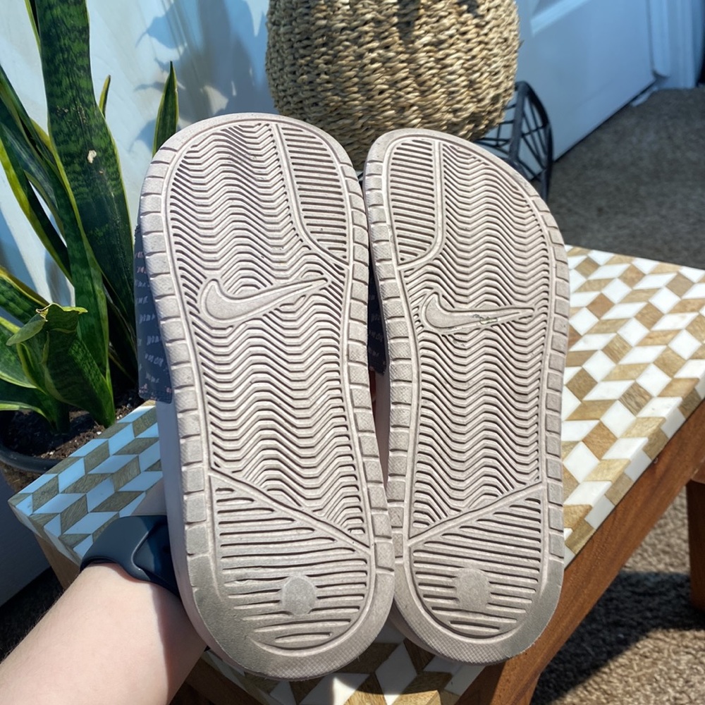 Pink and gray Nike slides - Picture 3 of 3